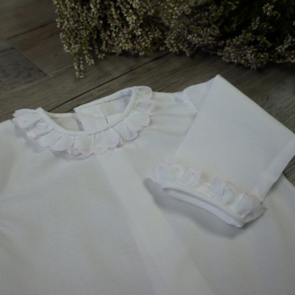 Detalle camisa batista blanco y rosa