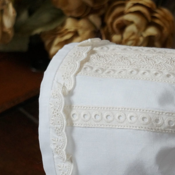 Batiste and embroidered cotton lace bonnet