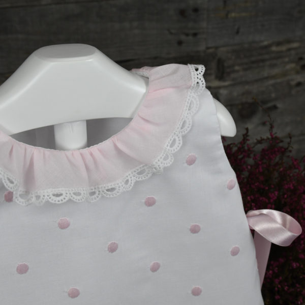 Vestido en muselina blanca con topos rosas