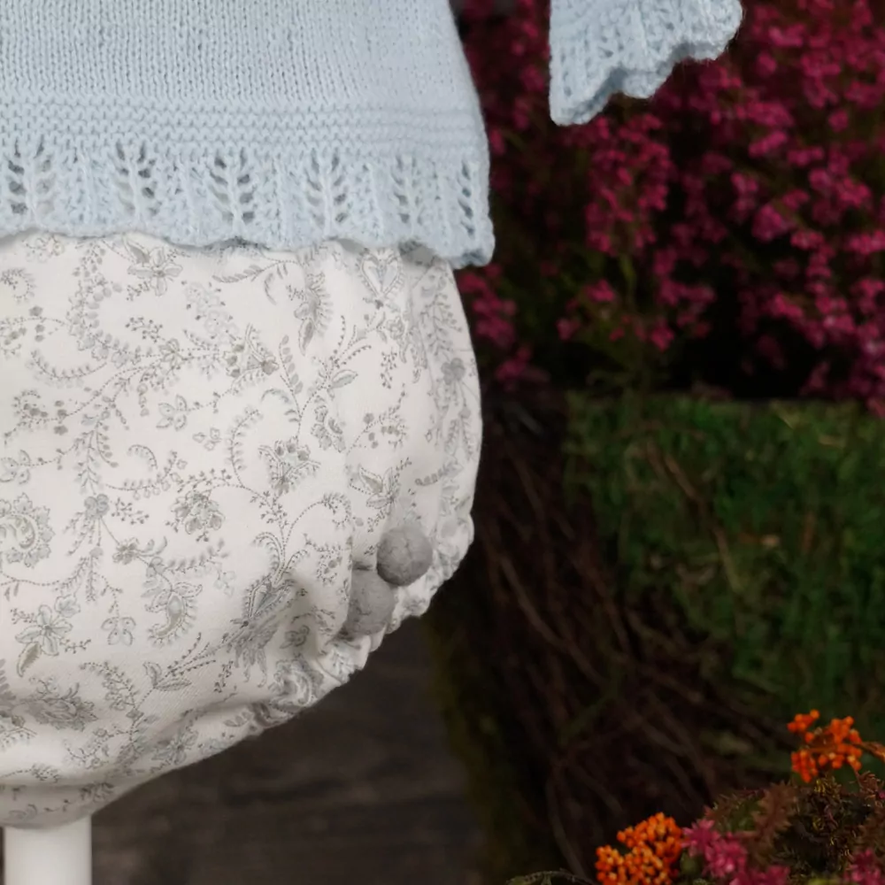 Detalle conjunto tres piezas azul empolvado