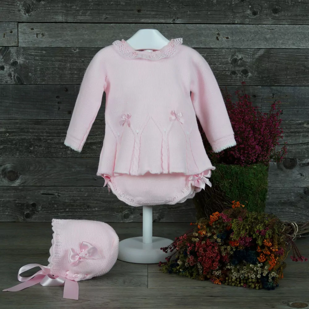 Conjunto vestidito, cubrepañal y capota rosa