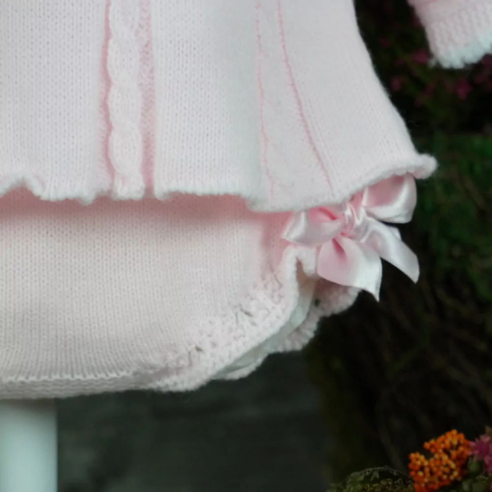 Detalle conjunto vestidito, cubrepañal y capota rosa