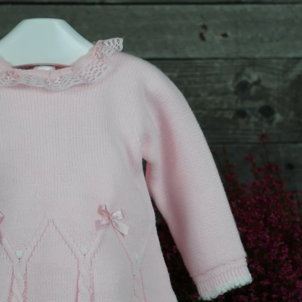 Detalle conjunto vestidito, cubrepañal y capota rosa