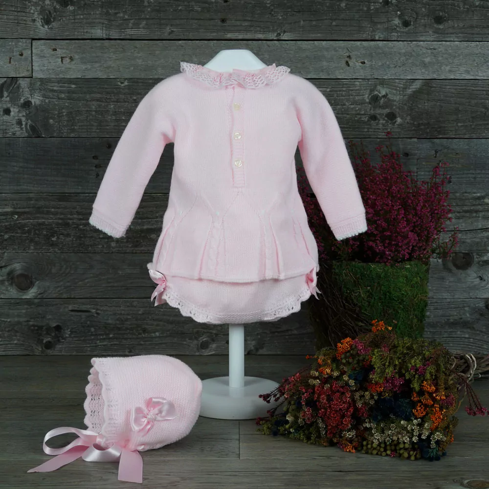 Conjunto vestidito, cubrepañal y capota rosa