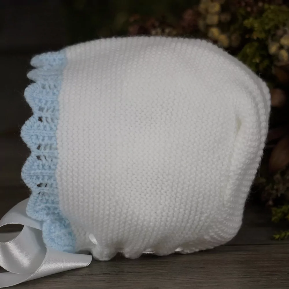 Capota de punto blanco y celeste