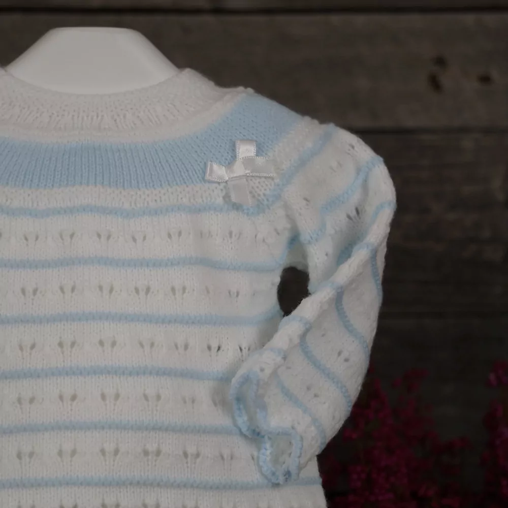 Detalle conjunto de punto blanco y celeste