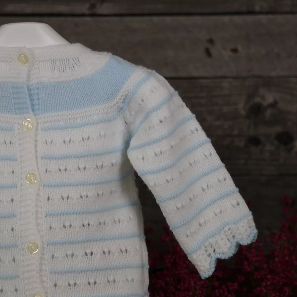 Detalle conjunto de punto blanco y celeste