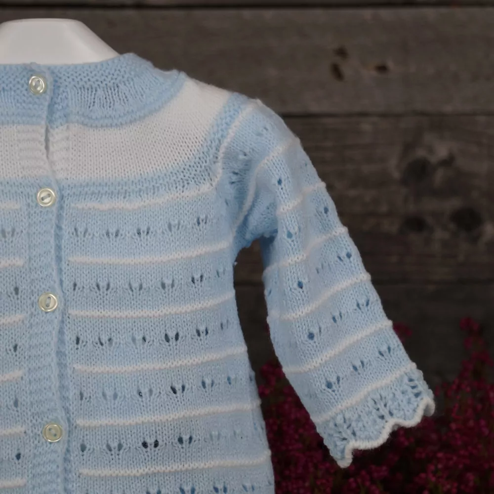 Detalle conjunto de punto celeste y blanco