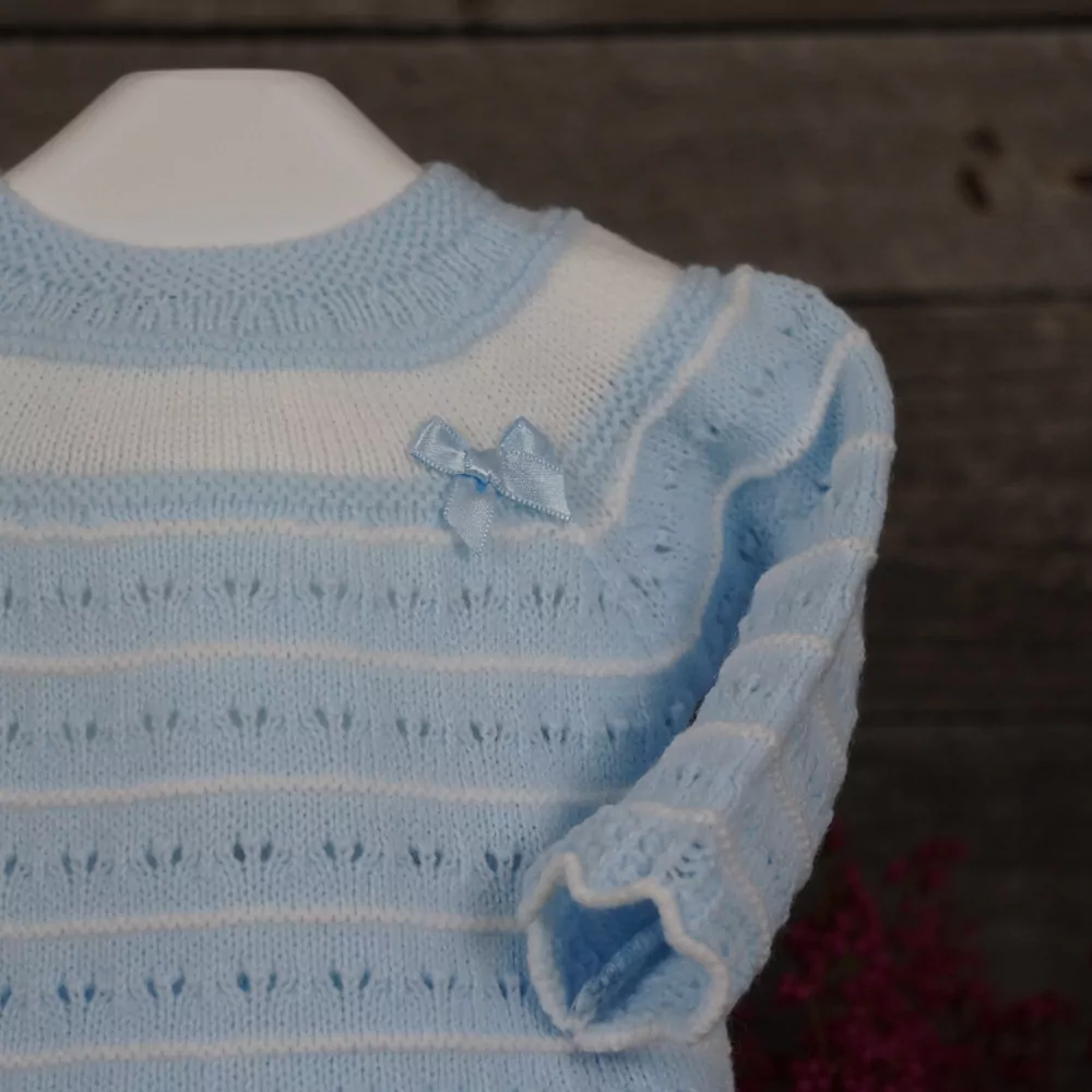 Detalle conjunto de punto celeste y blanco