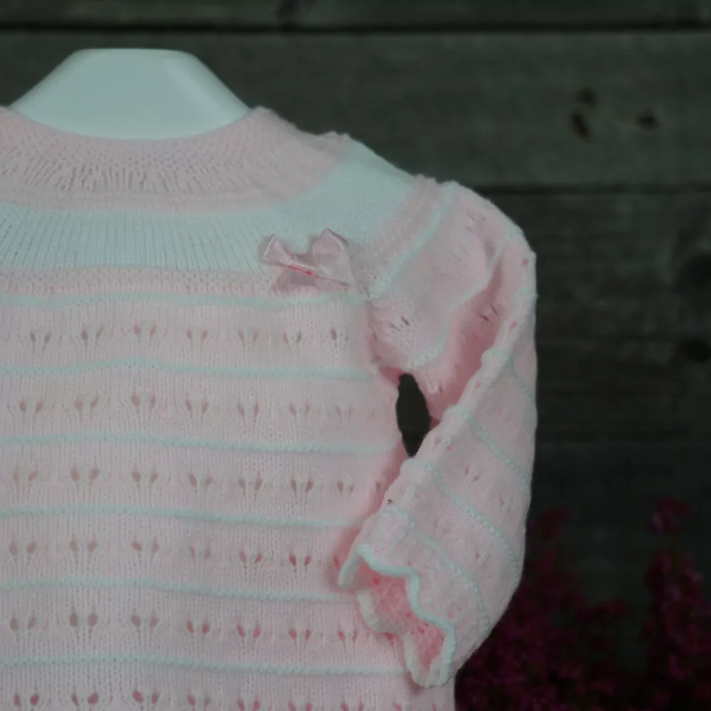 Detalle conjunto de punto rosa y blanco