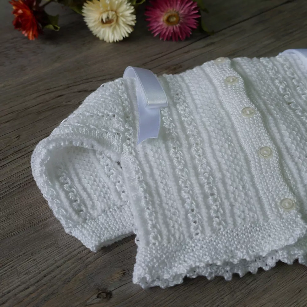 Conjunto chaqueta, gorro y patucos blanco - Imagen 3