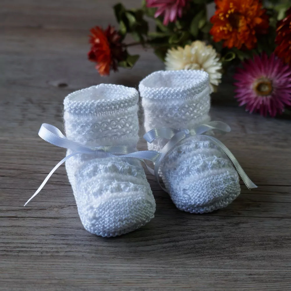 Conjunto chaqueta, gorro y patucos blanco - Imagen 4