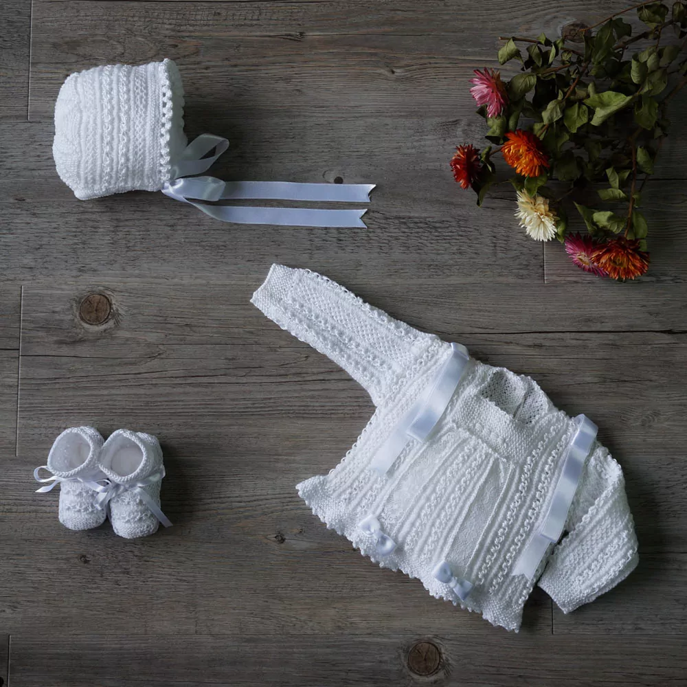 Conjunto chaqueta, capota y patucos blanco