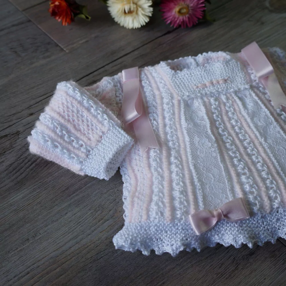 Conjunto chaqueta, gorro y patucos rosa y blanco - Imagen 2