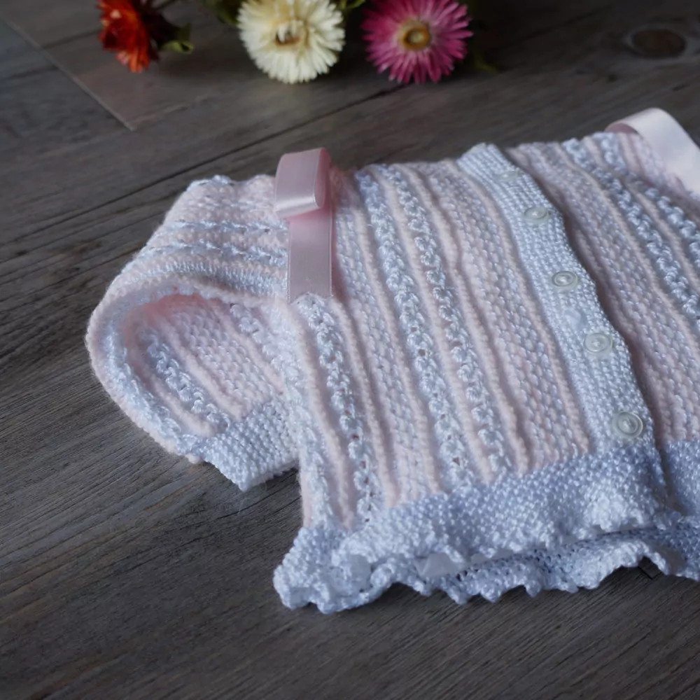 Conjunto chaqueta, gorro y patucos rosa y blanco - Imagen 3