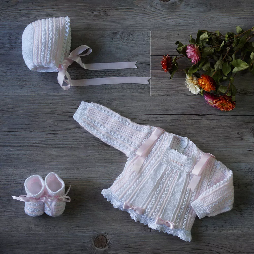 Conjunto chaqueta, capota y patucos rosa y blanco