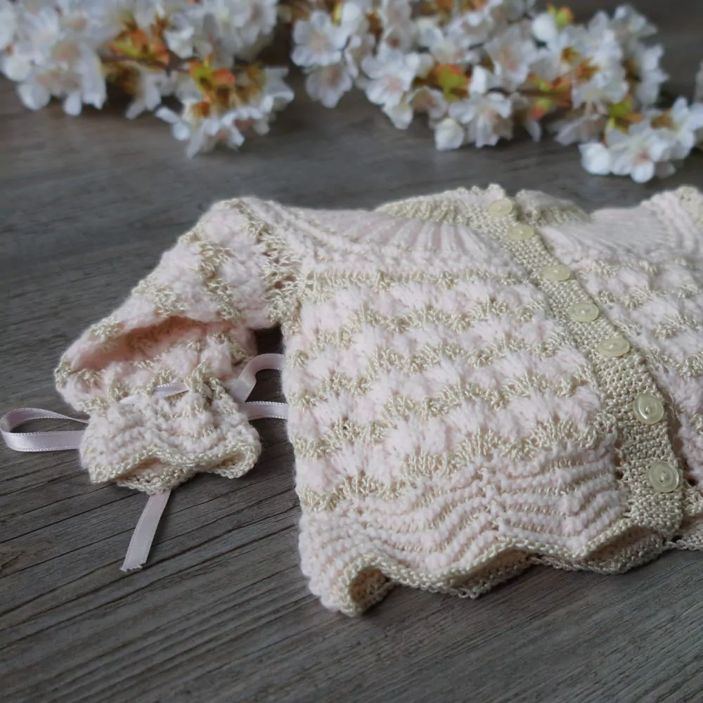 Conjunto chaqueta, gorro y patucos rosa y tostado - Imagen 3