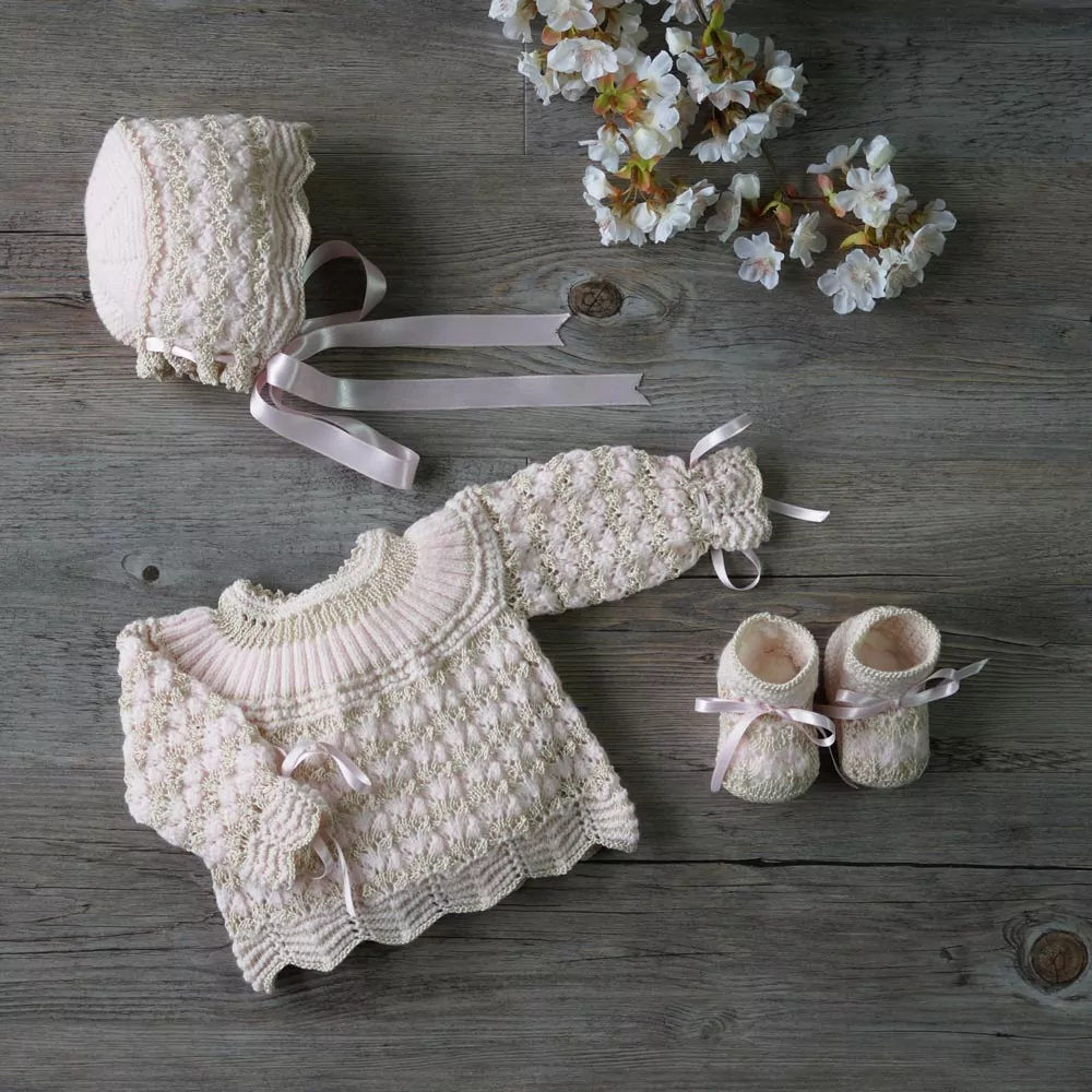 Conjunto chaqueta, gorro y patucos rosa y tostado