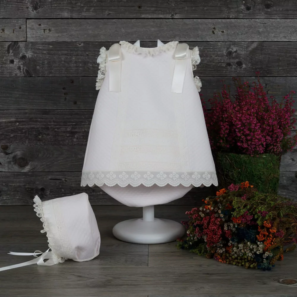 Jesusito rosa y beige con braguita y capota a juego