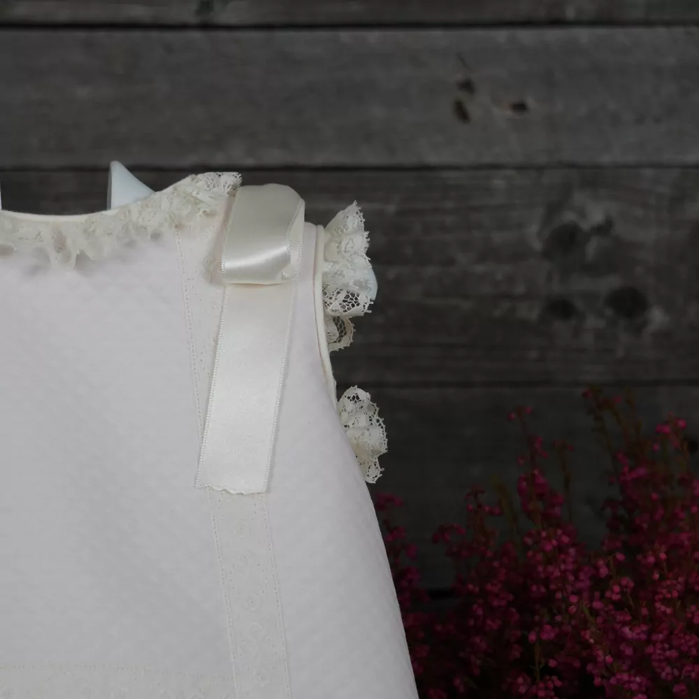 Jesusito rosa y beige detalle