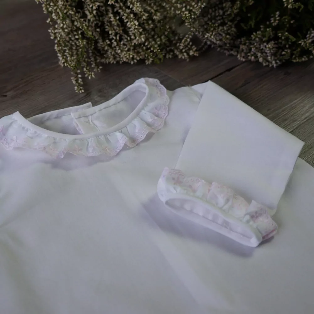 Detalle camisa batista blanco y rosa