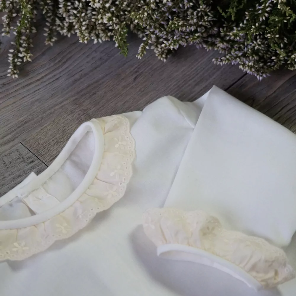 Detalle camisa batista marfil