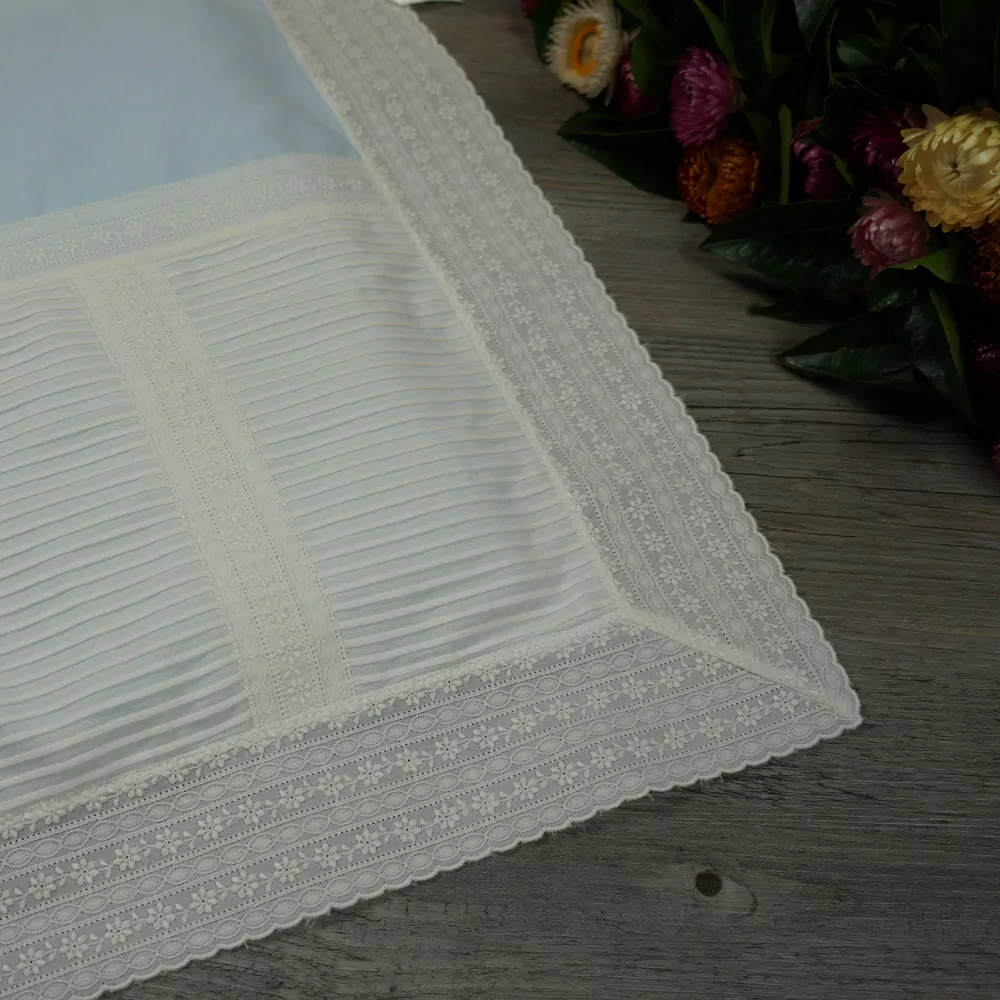 Detalle saco colcha lencero con jaretas celeste y marfil