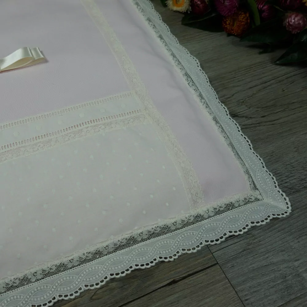 Detalle saco colcha lencero rosa y marfil