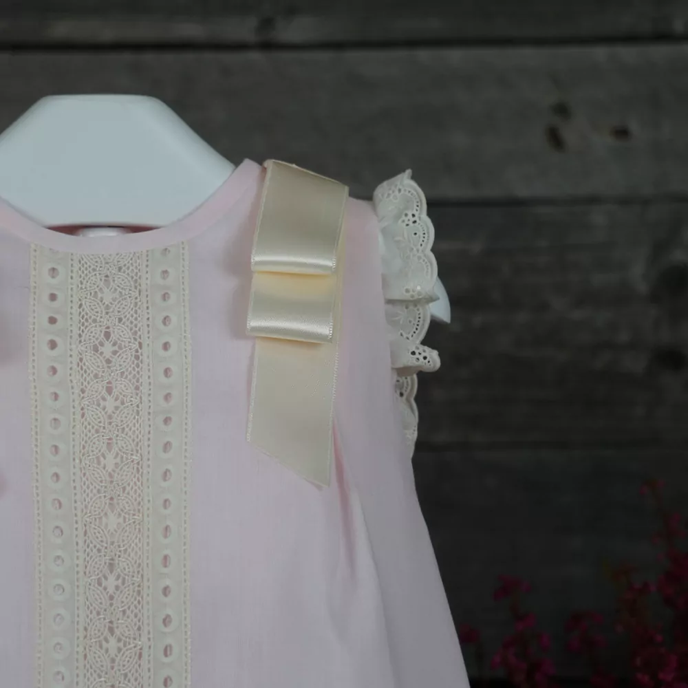 Detalle vestido tipo faldón rosa y beige