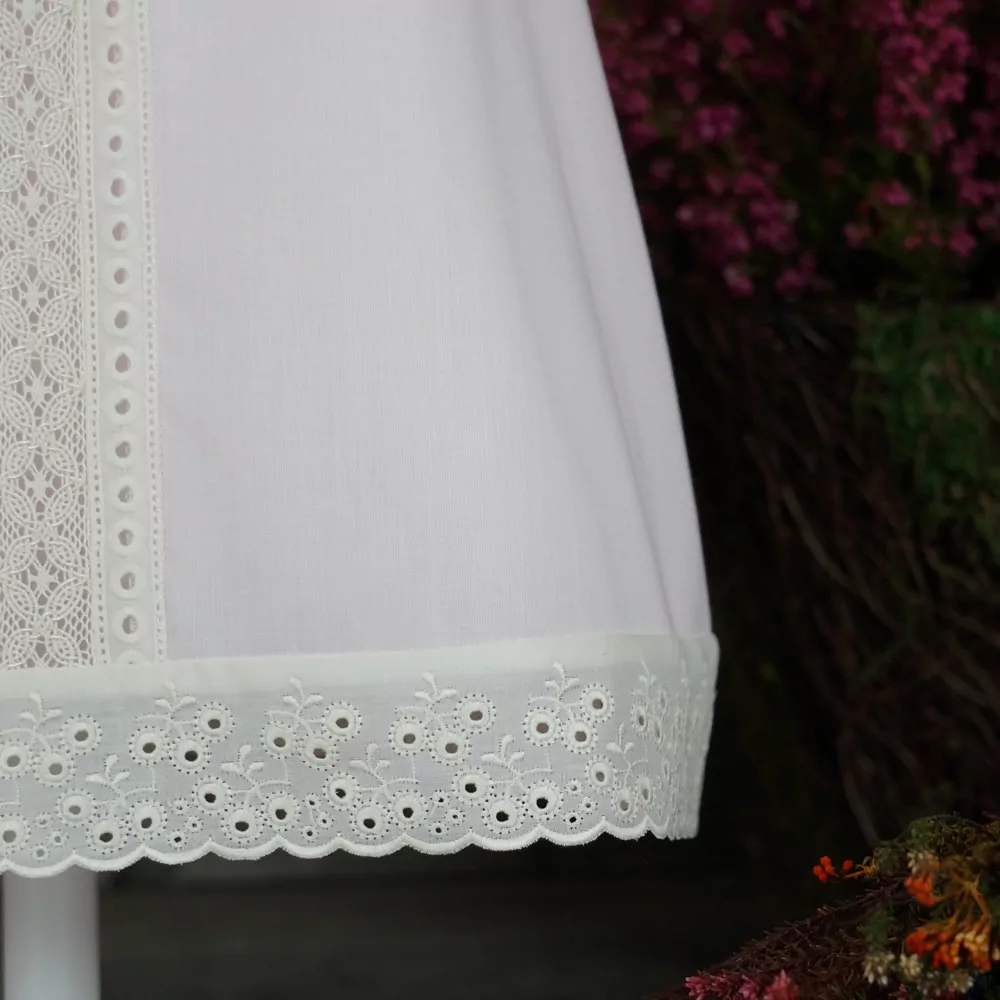 Detalle vestido tipo faldón rosa y beige