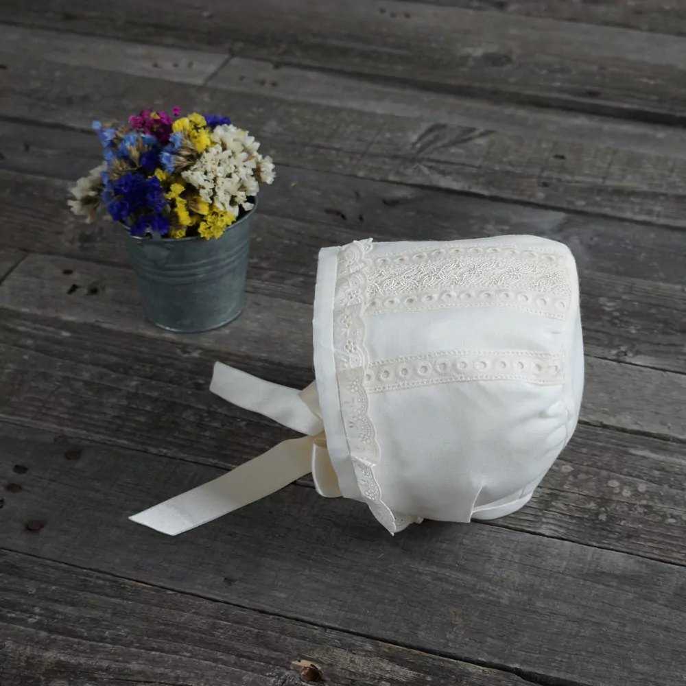 Batiste and embroidered cotton lace bonnet