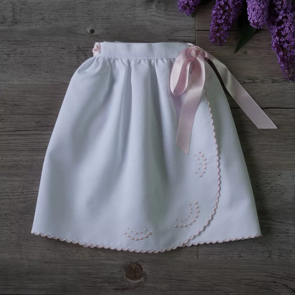 Faldon festoneado blanco y rosa