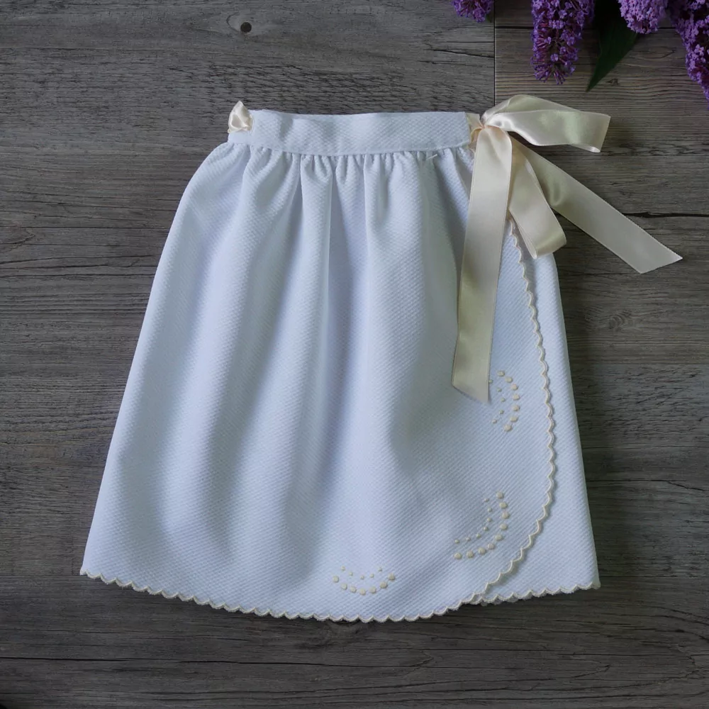 Faldon festoneado blanco y beige