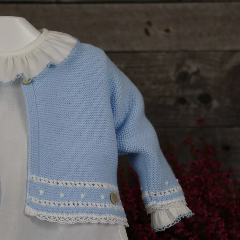 Detalle conjunto bebe celeste