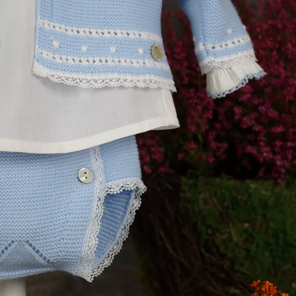 Detalle conjunto bebe celeste