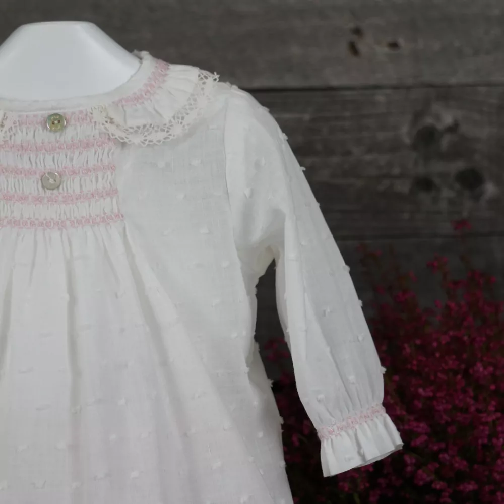 Detalle conjunto blusa y cubrepañal rosa