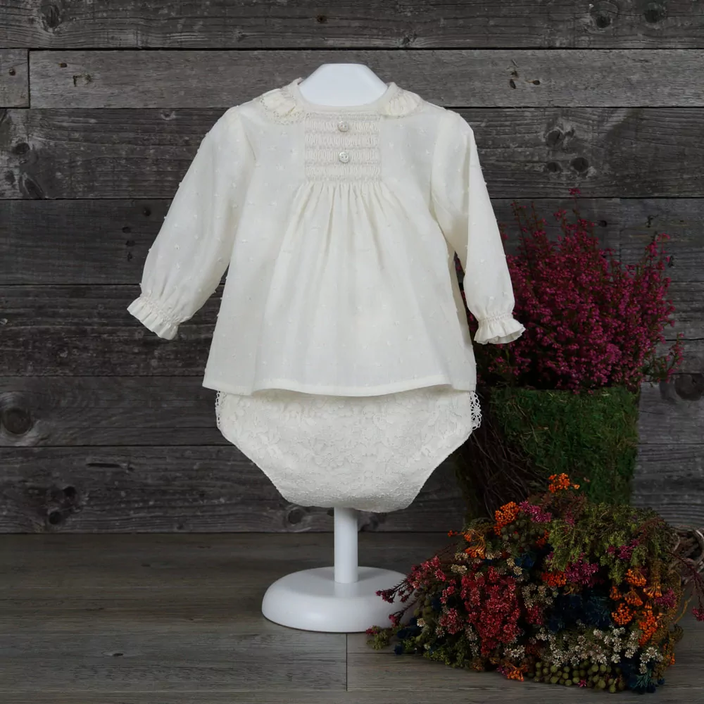 Conjunto blusa y cubrepañal marfil