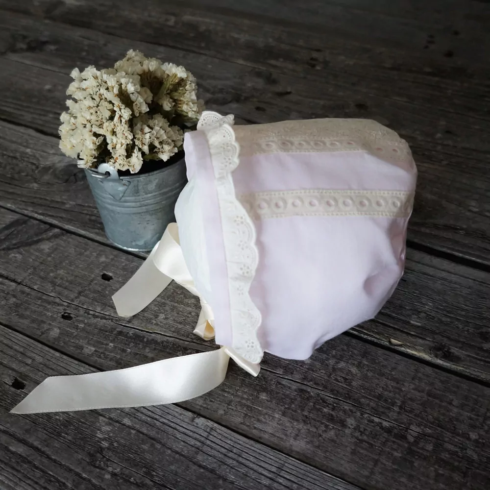Batiste and embroidered cotton lace bonnet