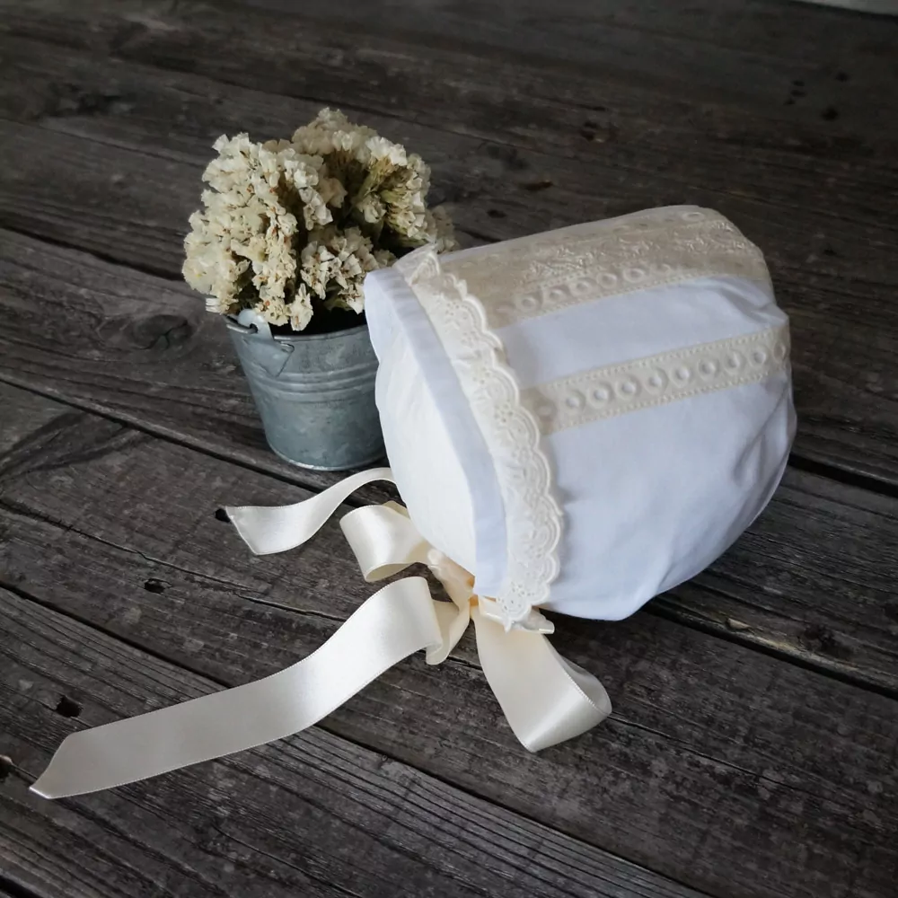 Batiste and embroidered cotton lace bonnet