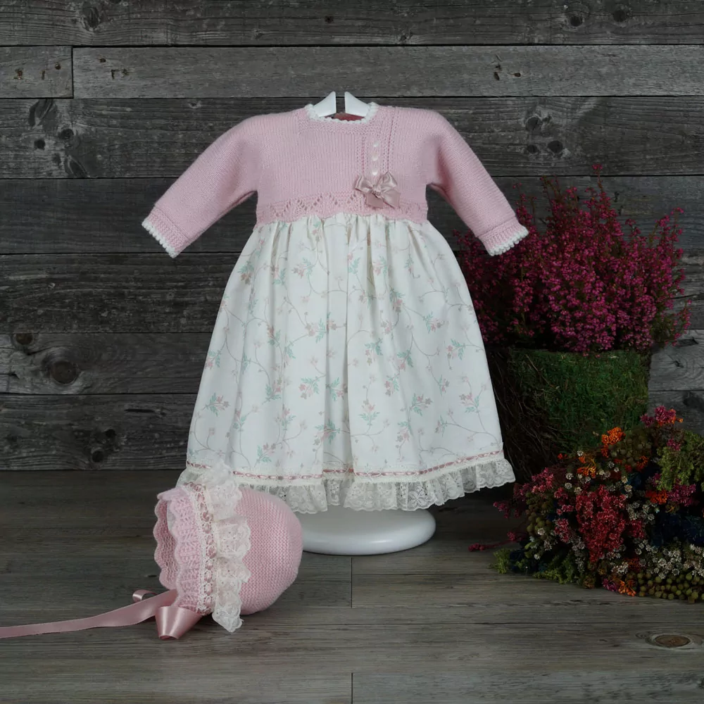 FALDON CON EL CUERPO DE PUNTO Y LA PARTE INFERIOR EN VIYELA ESTAMPADO EN TONOS ROSAS Y GRISES, CON CAPOTA DE PUNTO