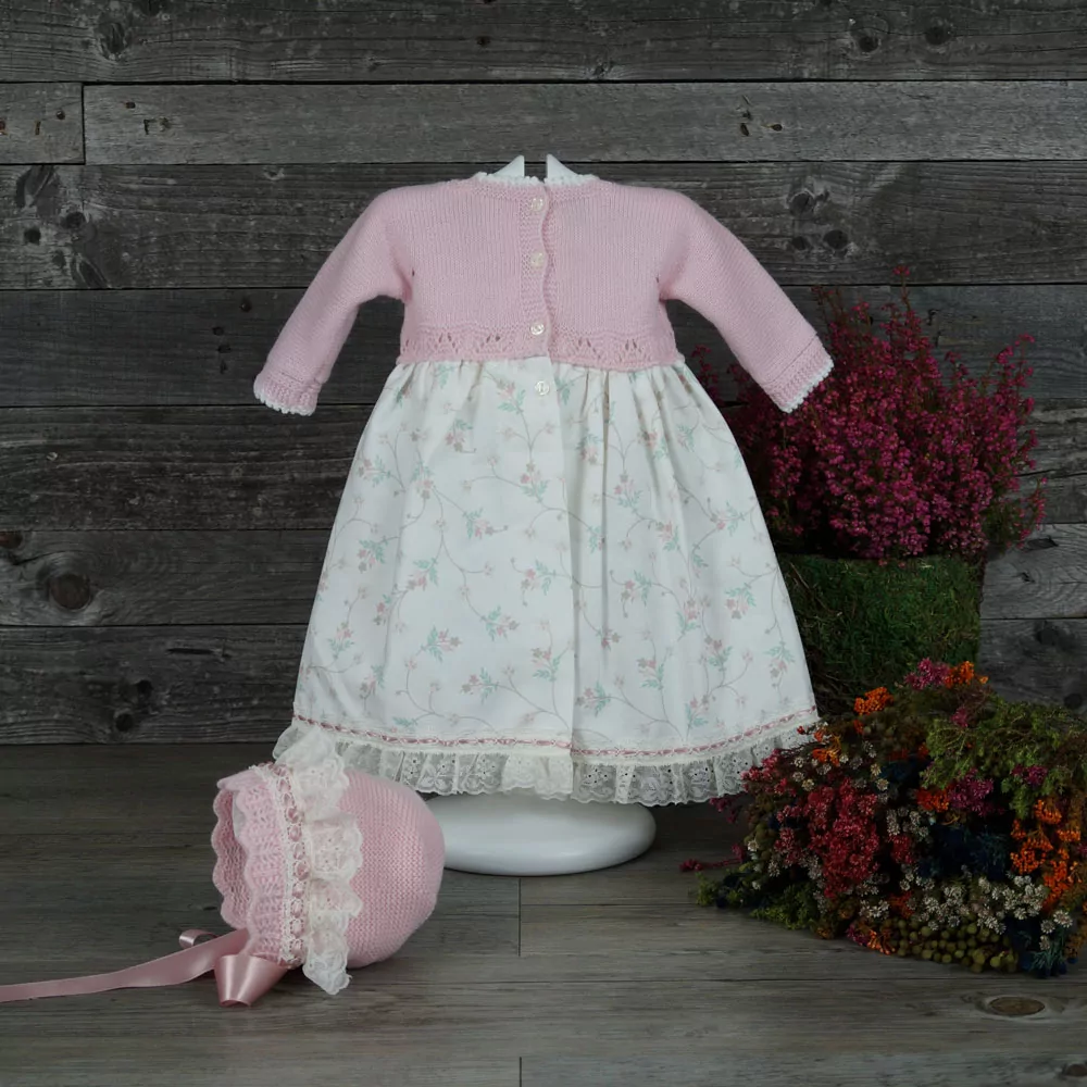 FALDON CON EL CUERPO DE PUNTO Y LA PARTE INFERIOR EN VIYELA ESTAMPADO EN TONOS ROSAS Y GRISES, CON CAPOTA DE PUNTO