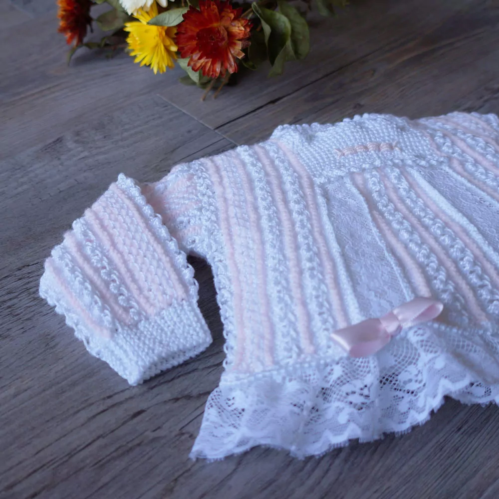 Conjunto chaqueta, gorro y patucos rosa y blanco - Imagen 3