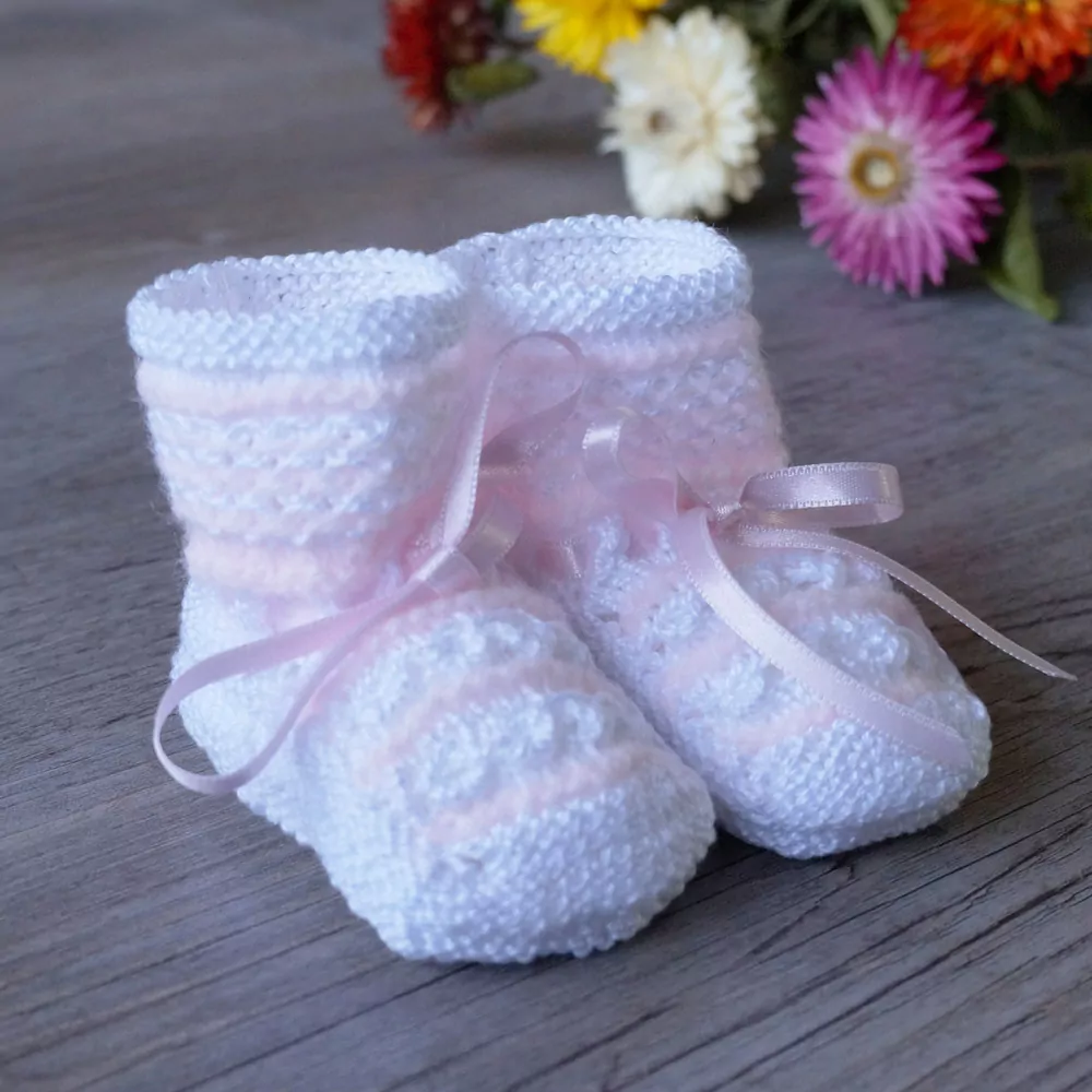 Conjunto chaqueta, gorro y patucos rosa y blanco - Imagen 5