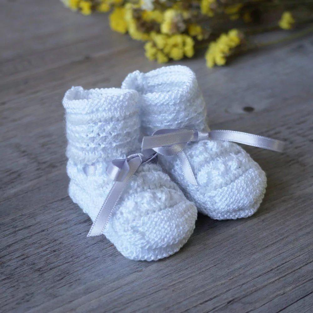 Conjunto chaqueta, gorro y patucos gris y blanco - Imagen 4