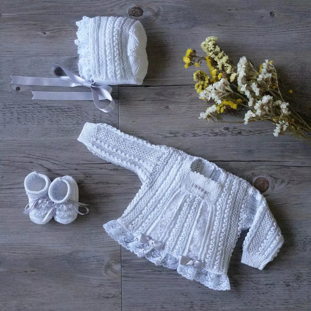 Conjunto chaqueta, gorro y patucos gris y blanco