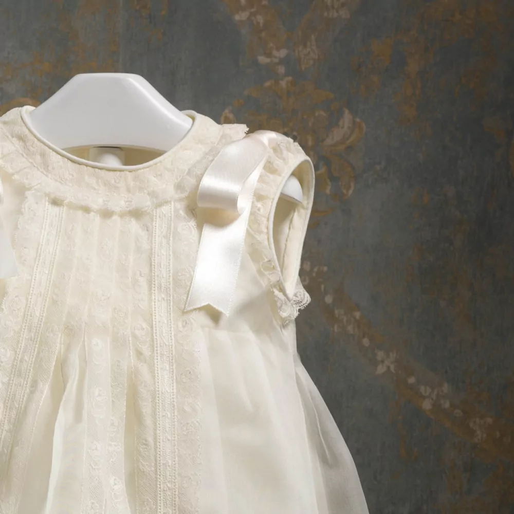 Detalle del Jesusito con capota y cubre pañal