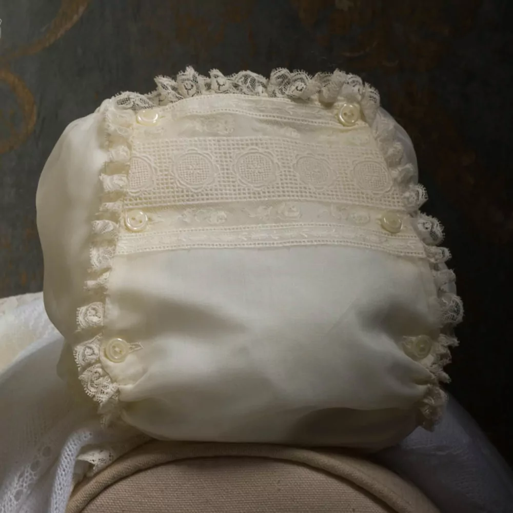 Detalle del Jesusito con capota y cubre pañal