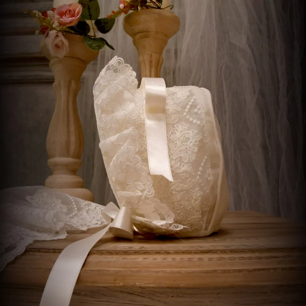 Faldón y capota de bautizo marfil con tul bordado