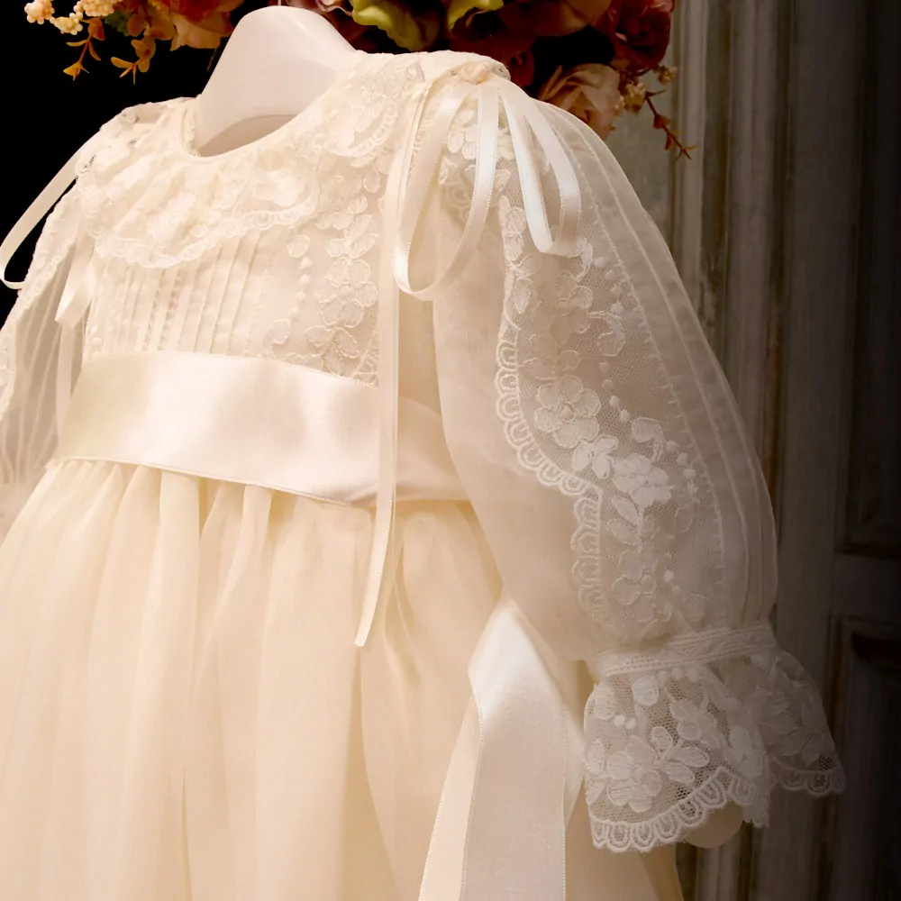 Faldón y capota de bautizo marfil con tul bordado