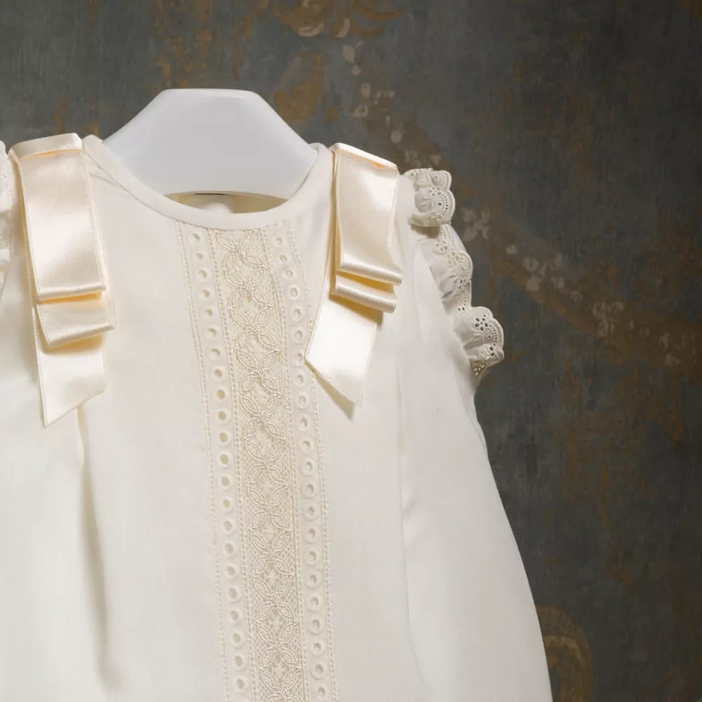 Detalle de vestido faldón beige